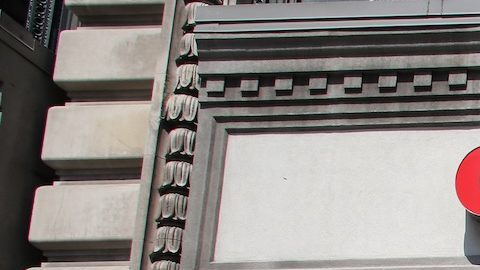 Compradores pasan frente a un CVS Pharmacy en la ciudad de Nueva York.