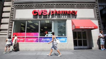 Compradores pasan frente a un CVS Pharmacy en la ciudad de Nueva York.