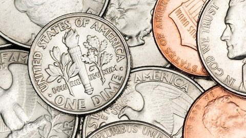 Montón de monedas de oro, monedas de plata, monedas de cobre, cuartos, cinco centavos, diez centavos, centavos, cincuenta céntimos y monedas de un dólar.