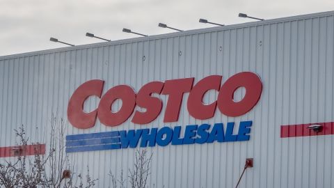 Primer plano del letrero de una tienda Costco Wholesale en un día nublado.