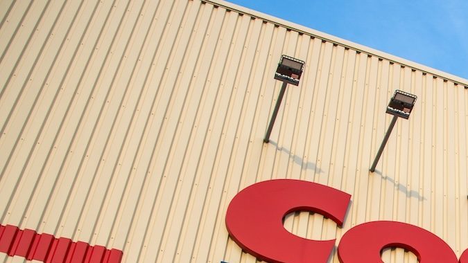 Logotipo y tienda de Costco en Shanghai, China.