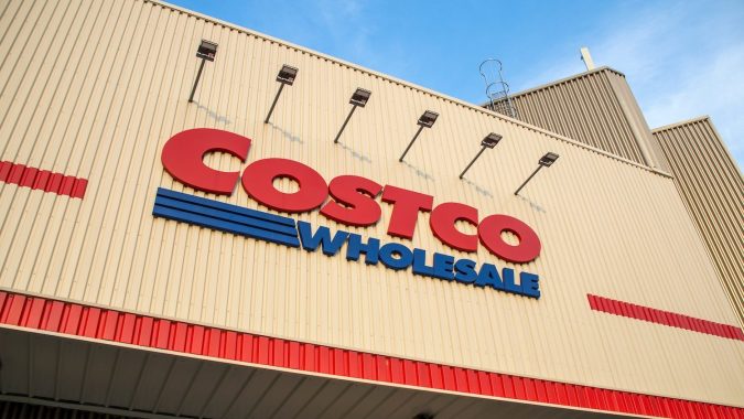 Logotipo y tienda de Costco en Shanghai, China.
