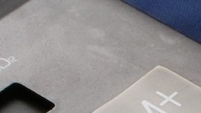 Bandera de Estados Unidos, calculadora y figuras familiares. Concepto de crédito fiscal por hijos.