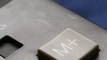 Bandera de Estados Unidos, calculadora y figuras familiares. Concepto de crédito fiscal por hijos.