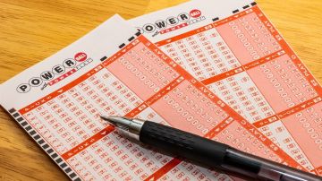 Boletos de lotería Powerball, que recientemente tuvo un ganador en Oregon de su premio de $1,300 millones de dólares.