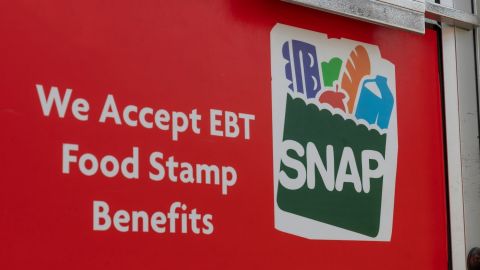 Anuncio que dice "Aquí se aceptan SNAP y EBT".