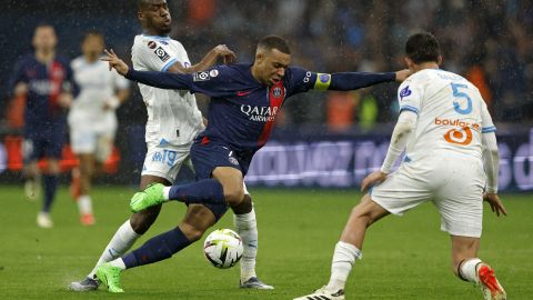 Marseille (France), 09/08/2023.- Kylian Mbappe (C) of PSG and Geoffrey Kondogbia (L) of Olympique Marseille in action during the French Ligue 1 soccer match between Olympique Marseille and Paris Saint-Germain, in Marseille, France, 31 March 2024. (Francia, Marsella) EFE/EPA/Guillaume Horcajuelo