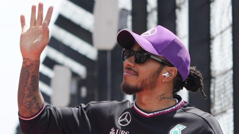 Suzuka (Japan), 07/04/2024.- Mercedes driver Lewis Hamilton of Britain waves to the crowd during a drivers parade before the Formula One Japanese Grand Prix at the Suzuka International Racing Course in Suzuka, Japan, 07 April 2024. (Fórmula Uno, Japón, Reino Unido) EFE/EPA/FRANCK ROBICHON