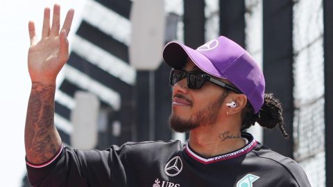 Suzuka (Japan), 07/04/2024.- Mercedes driver Lewis Hamilton of Britain waves to the crowd during a drivers parade before the Formula One Japanese Grand Prix at the Suzuka International Racing Course in Suzuka, Japan, 07 April 2024. (Fórmula Uno, Japón, Reino Unido) EFE/EPA/FRANCK ROBICHON