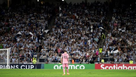 AME6477. MONTERREY (MÉXICO), 10/04/2024.- Lionel Messi de Inter Miami reacciona luego de recibir un gol este miércoles, en un partido de los cuartos de final de la Copa Campeones de la Concacaf entre Rayados de Monterrey e Inter Miami, en el estadio BBVA en Monterrey (México). EFE/ Miguel Sierra