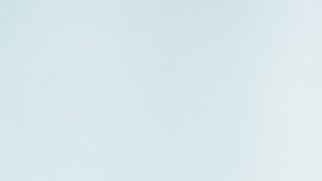 Una joven estresada tiene problemas financieros y pagos atrasados de impuestos.