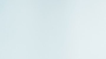 Una joven estresada tiene problemas financieros y pagos atrasados de impuestos.