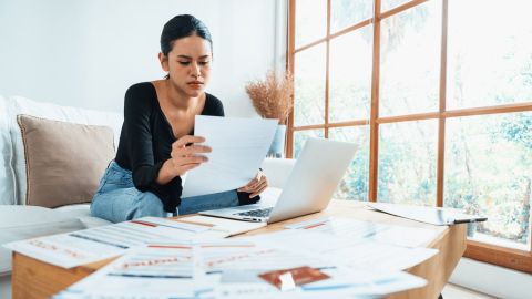 Una joven estresada tiene problemas financieros y pagos atrasados de impuestos.