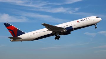 Delta Air Lines despega el 20 de agosto de 2011 en Stuttgart, Alemania.