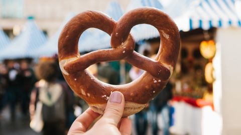 Algunos restaurantes y marcas tendrán promociones especiales para festejar el Día Nacional del Pretzel.