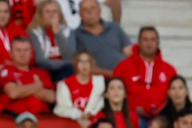 El delantero del Mallorca, Vedat Muriqi, remata ante el guardameta ucraniano del Real Madrid, Andriy Lunin, durante el encuentro correspondiente a la jornada 31 de LaLiga disputado este sábado en Son Moix.