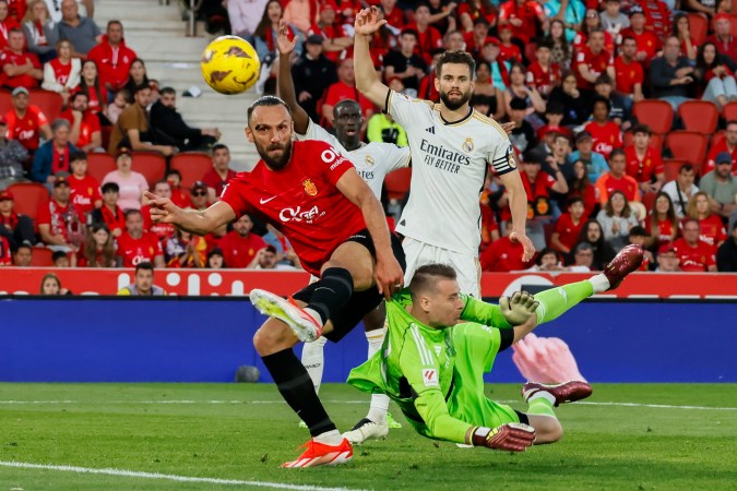 El delantero del Mallorca, Vedat Muriqi, remata ante el guardameta ucraniano del Real Madrid, Andriy Lunin, durante el encuentro correspondiente a la jornada 31 de LaLiga disputado este sábado en Son Moix.