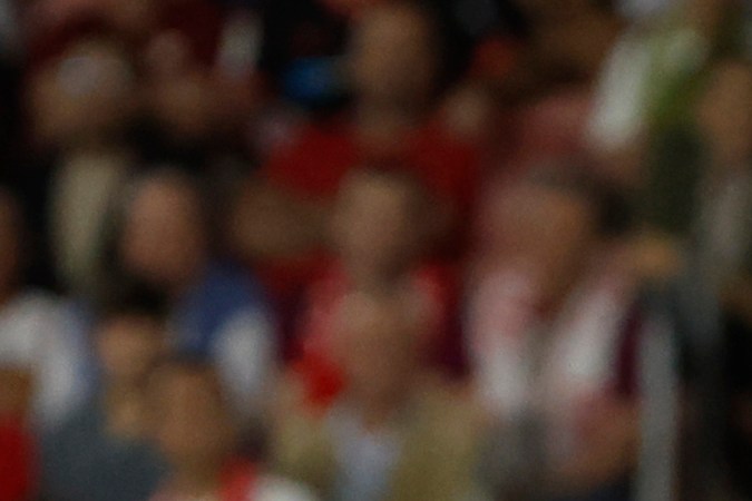 El momento del potente remate de cabeza del delantero marroquí del Sevilla, Youssef En-Nesyri, ante la marca del defensor serbio Martin Valijent, que sirvió para abrir el marcador en favor del cuadro andaluz.