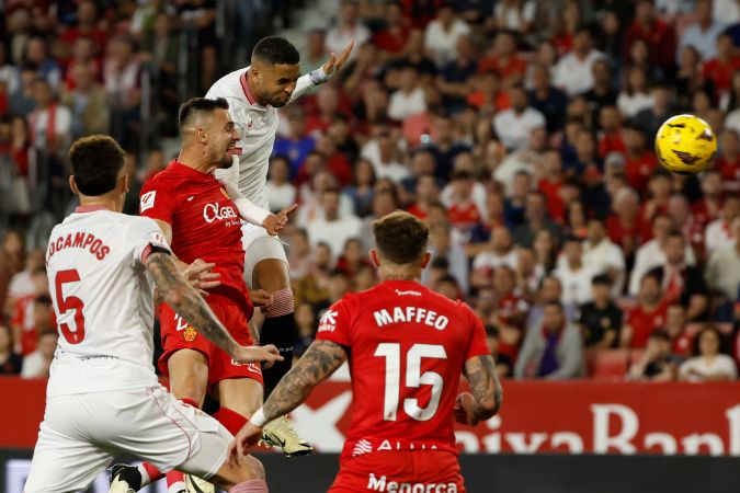 El momento del potente remate de cabeza del delantero marroquí del Sevilla, Youssef En-Nesyri, ante la marca del defensor serbio Martin Valijent, que sirvió para abrir el marcador en favor del cuadro andaluz.