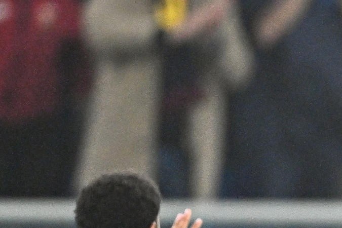 El mexicano Johan Vásquez en el extremo derecho de la foto, durante una de las tres celebraciones de goles que tuvo el Génova ante el Cagliari durante el encuentro de este lunes.