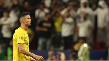 Abu Dhabi (United Arab Emirates), 08/04/2024.- Cristiano Ronaldo of Al-Nassr reacts after getting a red card during the semifinal soccer match of the Saudi Super Cup between Al-Hilal and Al-Nassr in Abu Dhabi, United Arab Emirates, 08 April 2024. (Emiratos Árabes Unidos) EFE/EPA/ALI HAIDER