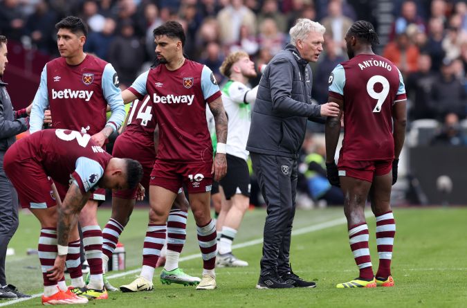 El entrenador del West Ham, David Moyes, habla con Michail Antonio mientras que sus compañeros, entre ellos el mexicano Edson Álvarez, se hidratan en una pausa del encuentro ante el Liverpool.