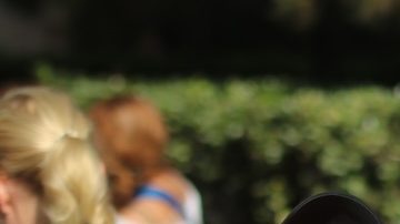 En una fiesta en Caltech, la multitud se reúne para ver un eclipse solar total.