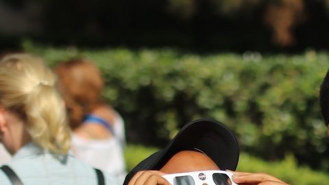 En una fiesta en Caltech, la multitud se reúne para ver un eclipse solar total.