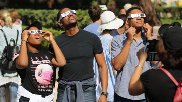 En una fiesta en Caltech, la multitud se reúne para ver un eclipse solar total.