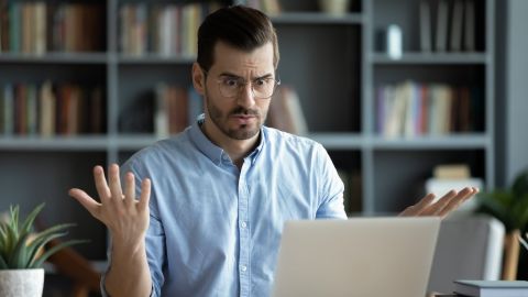 Hombre sorprendido por una nueva estafa de la que advierte el IRS.