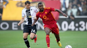 Udine (Italy), 14/04/2024.- Udinese's Lazar Samardzic (L) and Roma's Evan N'Dicka in action during the Italian Serie A soccer match Udinese Calcio vs AS Roma in Udine, Italy, 14 April 2024. (Italia) EFE/EPA/GABRIELE MENIS