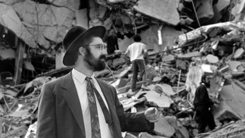 El 18 de julio de 1994, a las 9.53 a.m., estalló un artefacto en el edificio de la AMIA, en el centro de Buenos Aires. 85 personas murieron y cerca de 300 resultaron heridas.