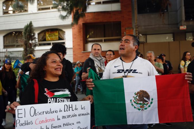 Mexicanos protestan por la violación de su sede diplomática ante la Embajada de Ecuador en la Ciudad de México.