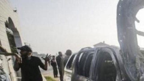 El convoy de la ONG World Central Kitchen fue destruido durante el ataque con misiles.