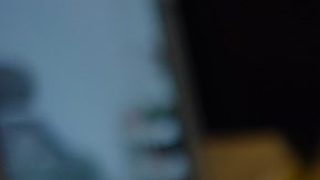 Mano sostiene boletos de Powerball.