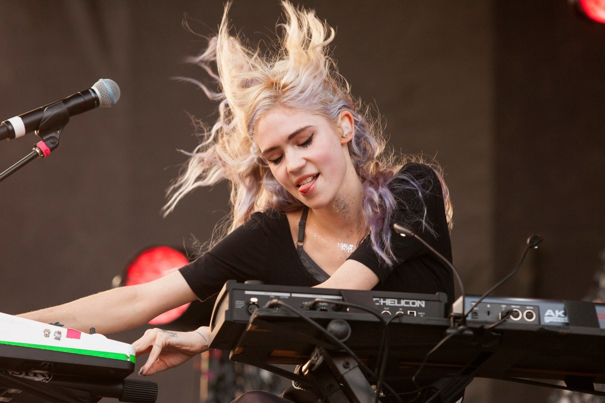Grimes pierde el control durante su actuación en Coachella, a causa de ...