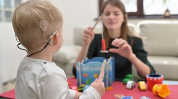 Por qué es bueno exponer a los niños sordos a la lengua de signos antes y después del implante coclear