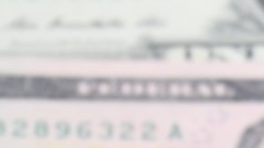 Signo de la bandera de EE.UU. y fondo de billetes y monedas en efectivo en dólares, concepto de economía y finanzas de EE.UU.
