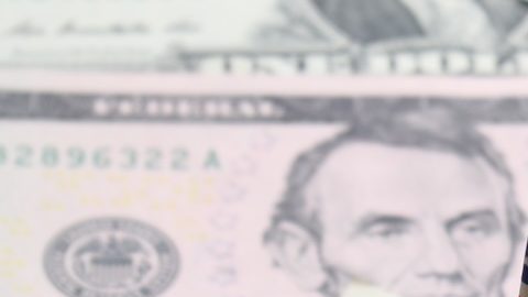 Signo de la bandera de EE.UU. y fondo de billetes y monedas en efectivo en dólares, concepto de economía y finanzas de EE.UU.