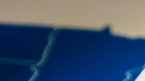 Casas familiares con billetes de dólares e impuestos del gobierno central sobre un mapa de EE.UU.