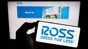Persona que sostiene un teléfono inteligente con el logotipo de la empresa minorista estadounidense Ross Dress for Less.