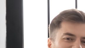 Imagen grupal de jóvenes empresarios multiétnicos felices y diversos posando juntos en el lugar de trabajo en la oficina.