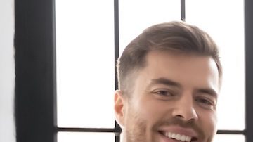 Imagen grupal de jóvenes empresarios multiétnicos felices y diversos posando juntos en el lugar de trabajo en la oficina.