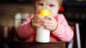 La leche para niños pequeños es "potencialmente dañina", advierte la AAP