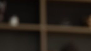 Una joven pareja familiar llena de alegría mirando la pantalla del teléfono por el bono recibido al abrir una cuenta bancaria.