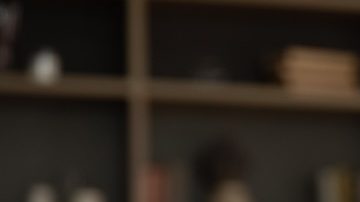 Una joven pareja familiar llena de alegría mirando la pantalla del teléfono por el bono recibido al abrir una cuenta bancaria.