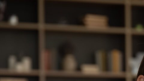 Una joven pareja familiar llena de alegría mirando la pantalla del teléfono por el bono recibido al abrir una cuenta bancaria.