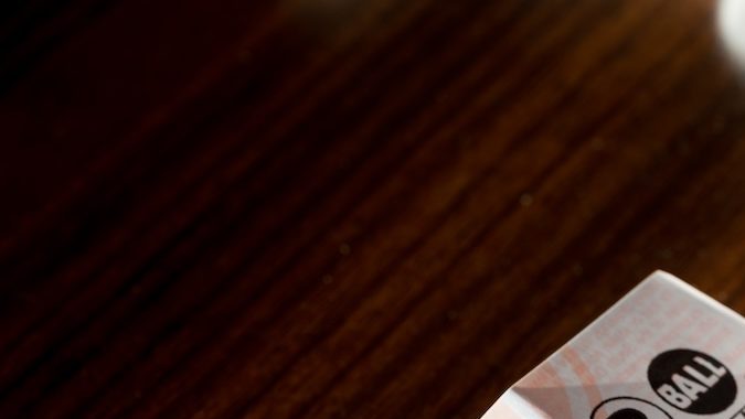 Montón de billetes perdidos de la Lotería Powerball arrugados y arrugados.