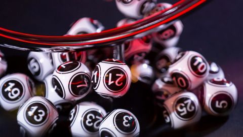 Bolas de lotería en blanco y negro en una máquina