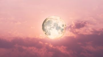 La luna rosa ocurre bajo la constelación de Escorpio.